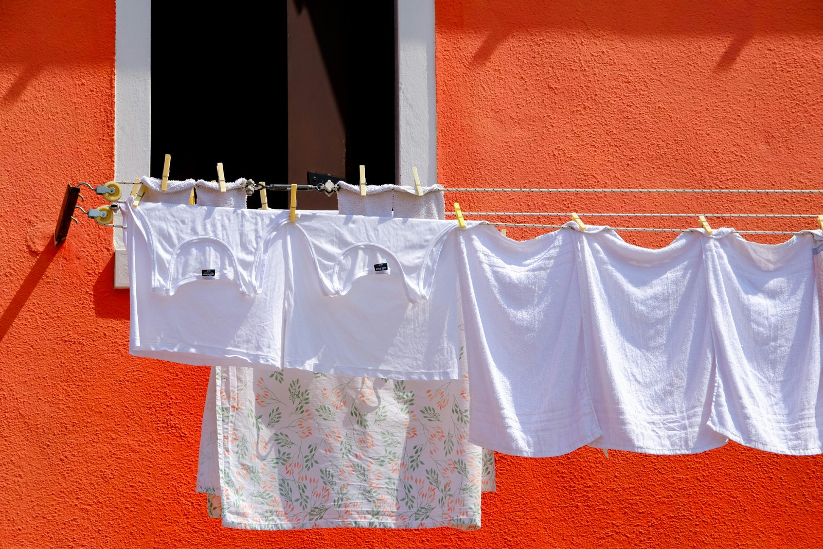 Kleidungsstück wird von einem Fleck gereinigt