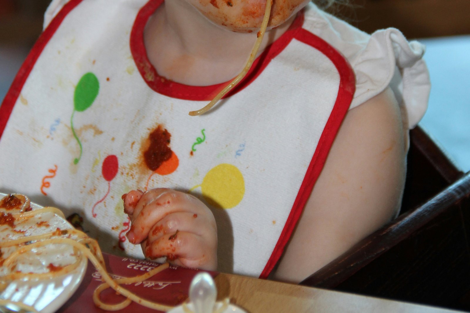 Kinderkleidung wird von einem Fleck gereinigt